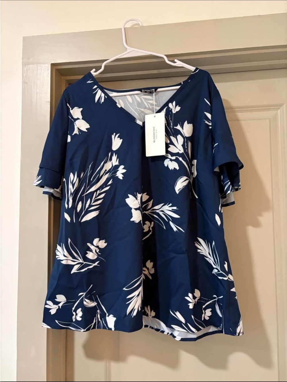 NWT Navy Floral V-Neck Swing boutique Top